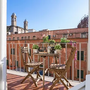 Townhouse By The Spanish Steps Apartment